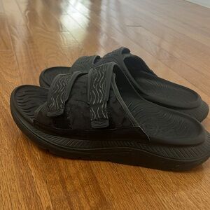 Hoka Ora Luxe Slides. Women’s size 9. Black